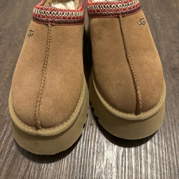 Women’s Platform Uggs Size 6 - Like New - Picture 4 of 6